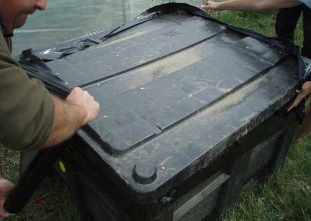 Position the lid carefully on top of a pallet